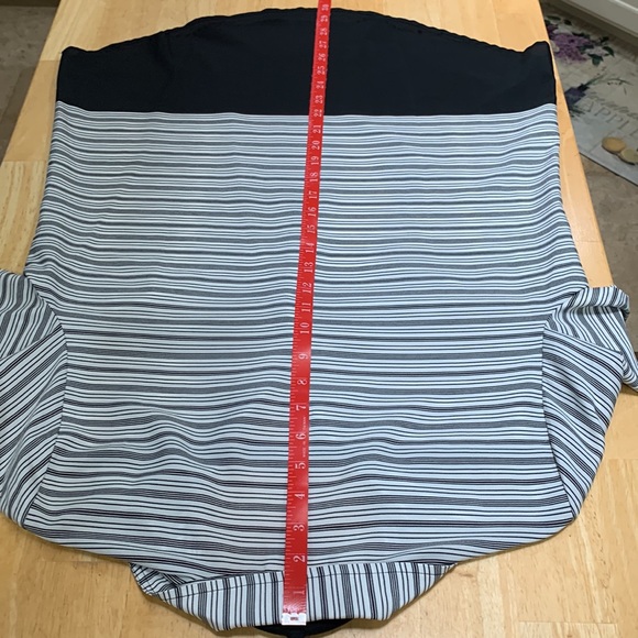 NWOT generous cut Chico’s size 1 polyester black & white top. - Picture 9 of 14